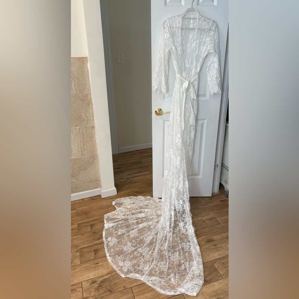 Elegant White Lace Robe